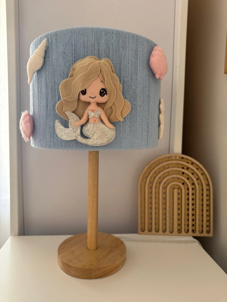 lampka-nocna-dla-dzieci-syrenka-okragla-drewniana-podstawa