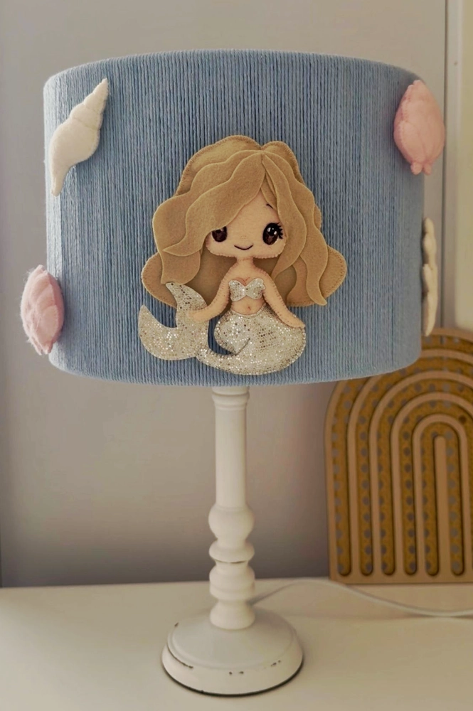 lampka-nocna-syrenka-na-bialym-trzonie-klasyczna