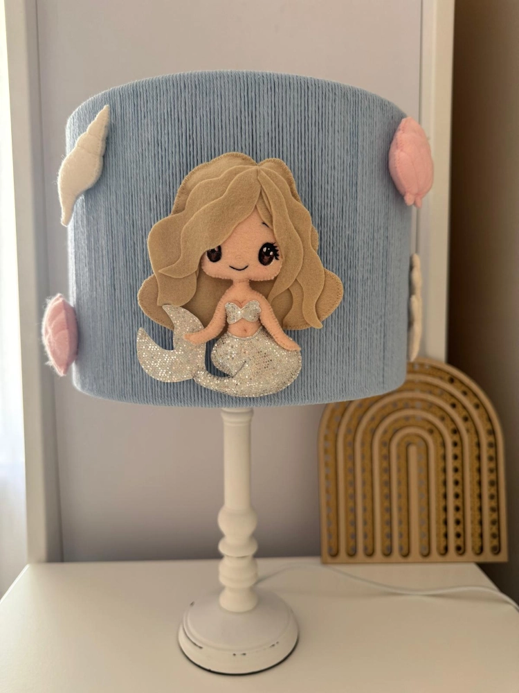 lampka nocna na białej nodze do pokoju dziecka