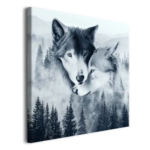 obraz-na-plotnie-para-wilkow-w-zamglonym-lesie-kwadrat