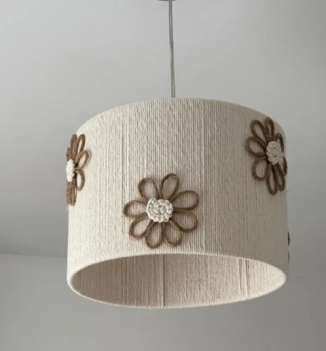 lampa sufitowa w kwiatki do pokoju dziewczynki