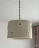 kwiatowy wzór na lampie do pokoju dziecka