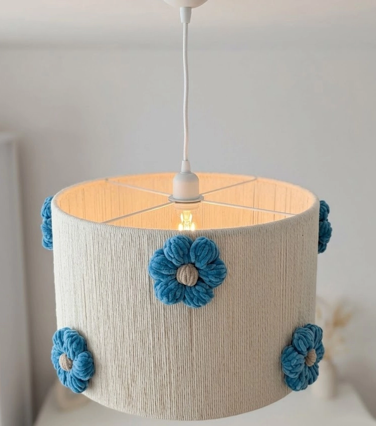 ręcznie robiona lampa z kwiatami na szydełku