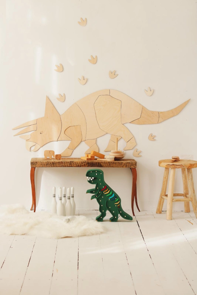 Triceratops dinozaur jako dekoracja w pokoju