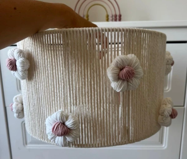 szydelkowe-kwiaty-na-abazurze-dzieciecym-handmade-patihome