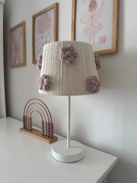 Stylowa lampa handmade ze sznurka i kwiatkami w pokoju dziecięcym