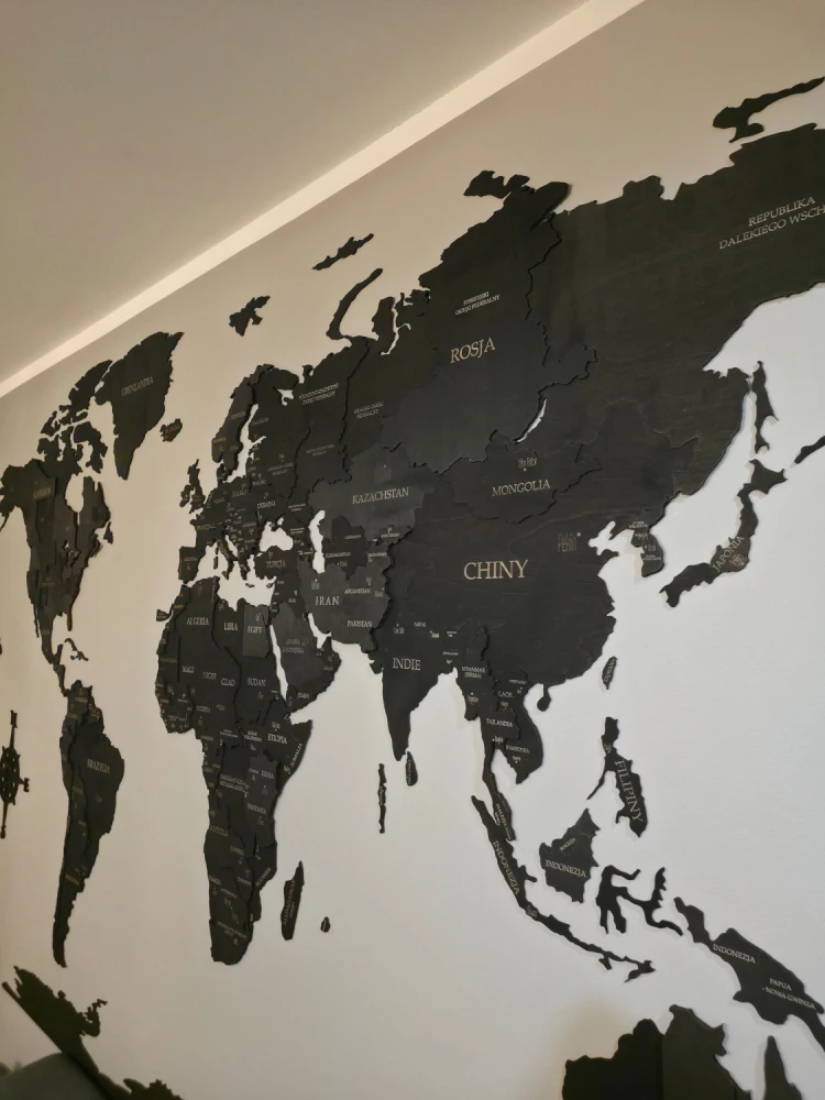 drewniana mapa świata z grawerem stolic czarna