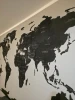drewniana mapa świata z grawerem stolic czarna