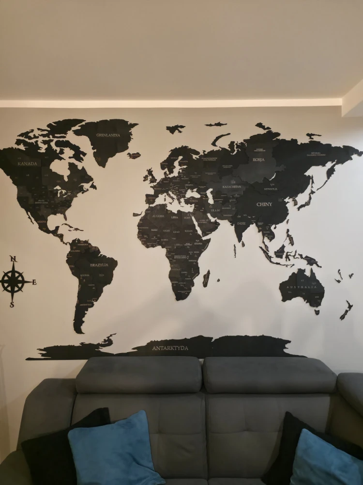 drewniana mapa świata nad kanapę