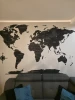 drewniana mapa świata nad kanapę