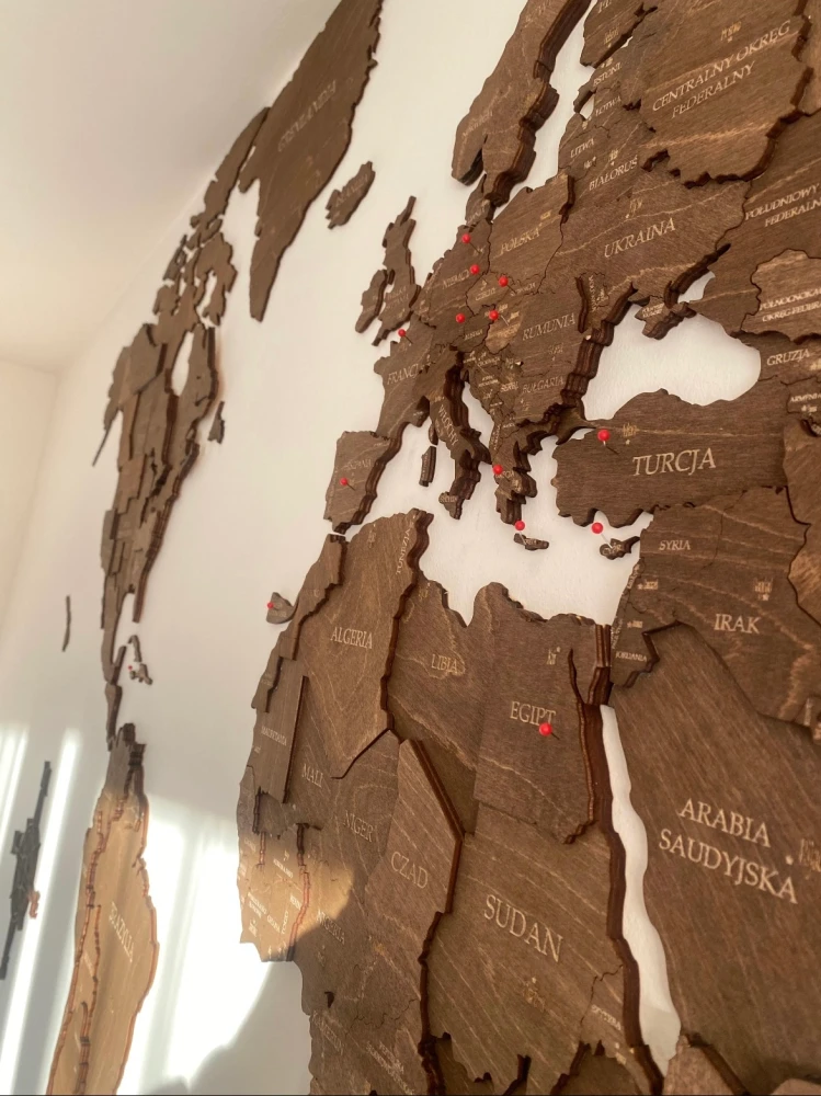 Drewniana mapa świata w odcieniu palisander ze sklejki