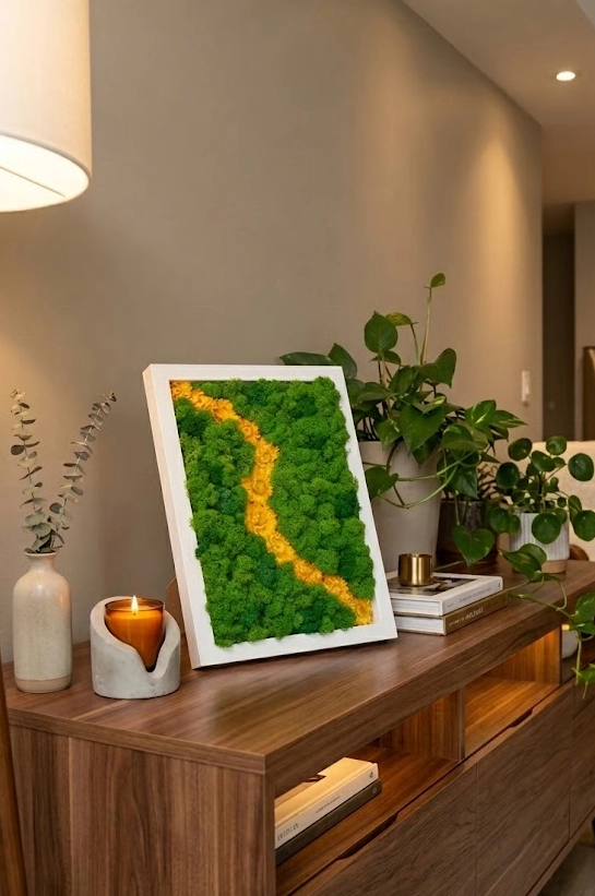obraz z chrobotkiem i suszonymi kwiatami na komodzie patihome