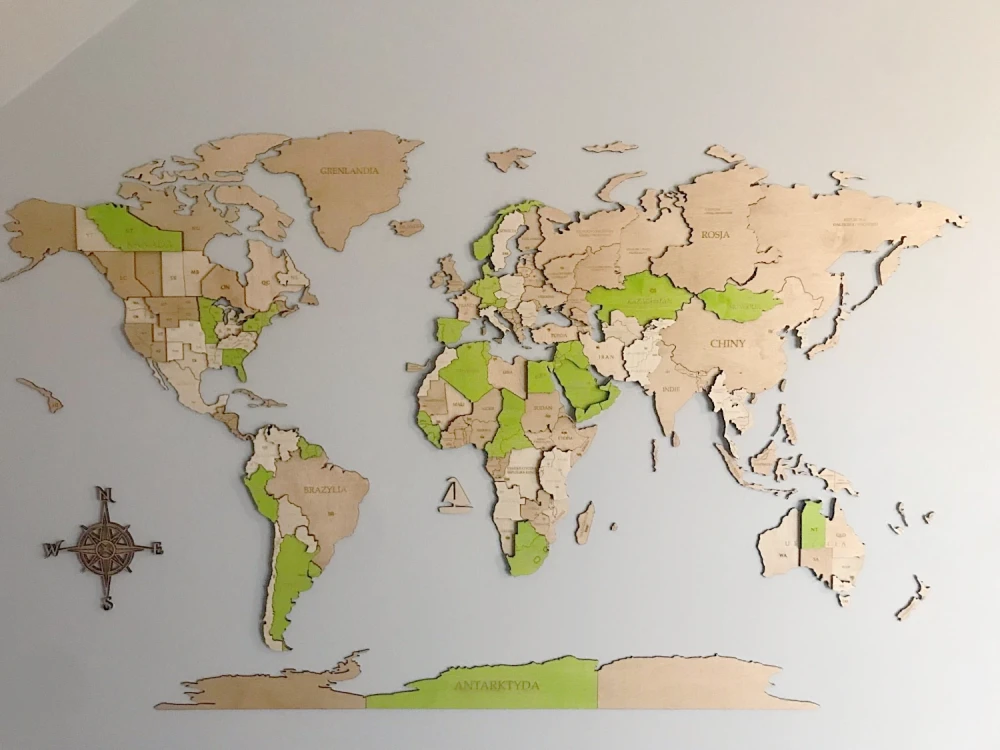 Trójwymiarowa drewniana mapa świata 3D na ścianie w kolorach zielona limonka winchester i naturalna sklejka