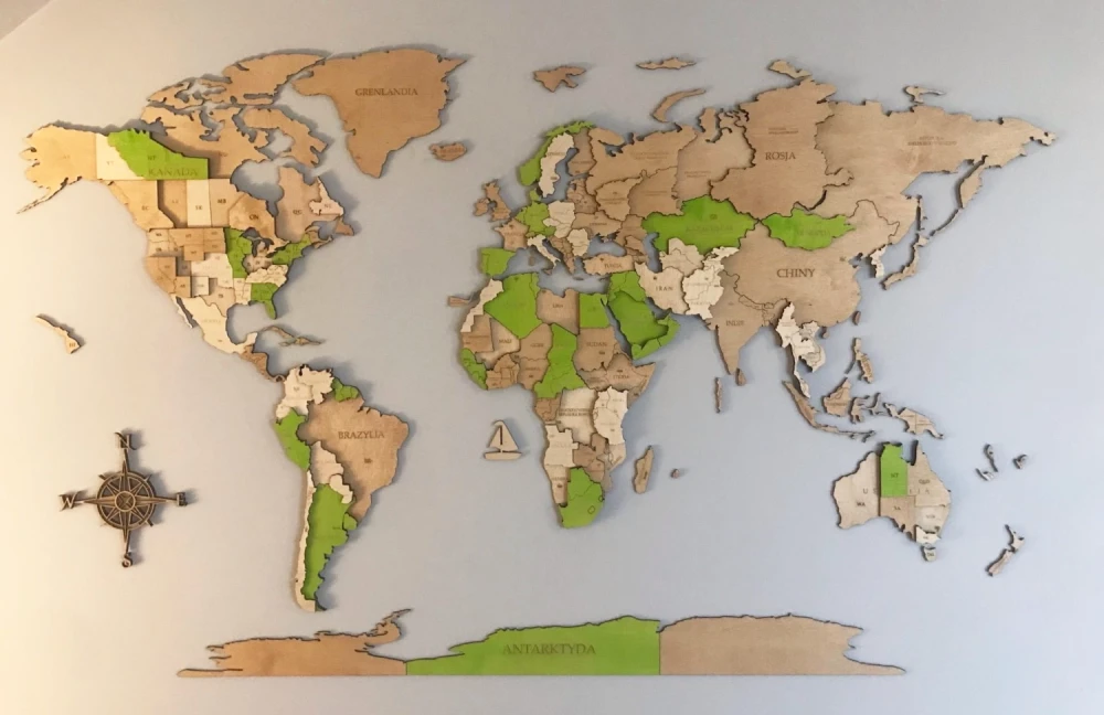 drewniana mapa świata 3D na ścianie limonka