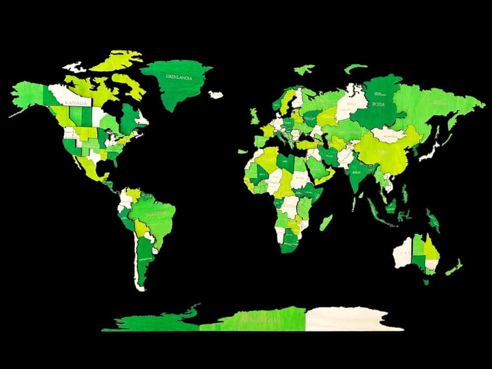 Drewniana mapa świata 3D na ścianę w odcieniach zieleni i naturalnej sklejki na czarnym tle